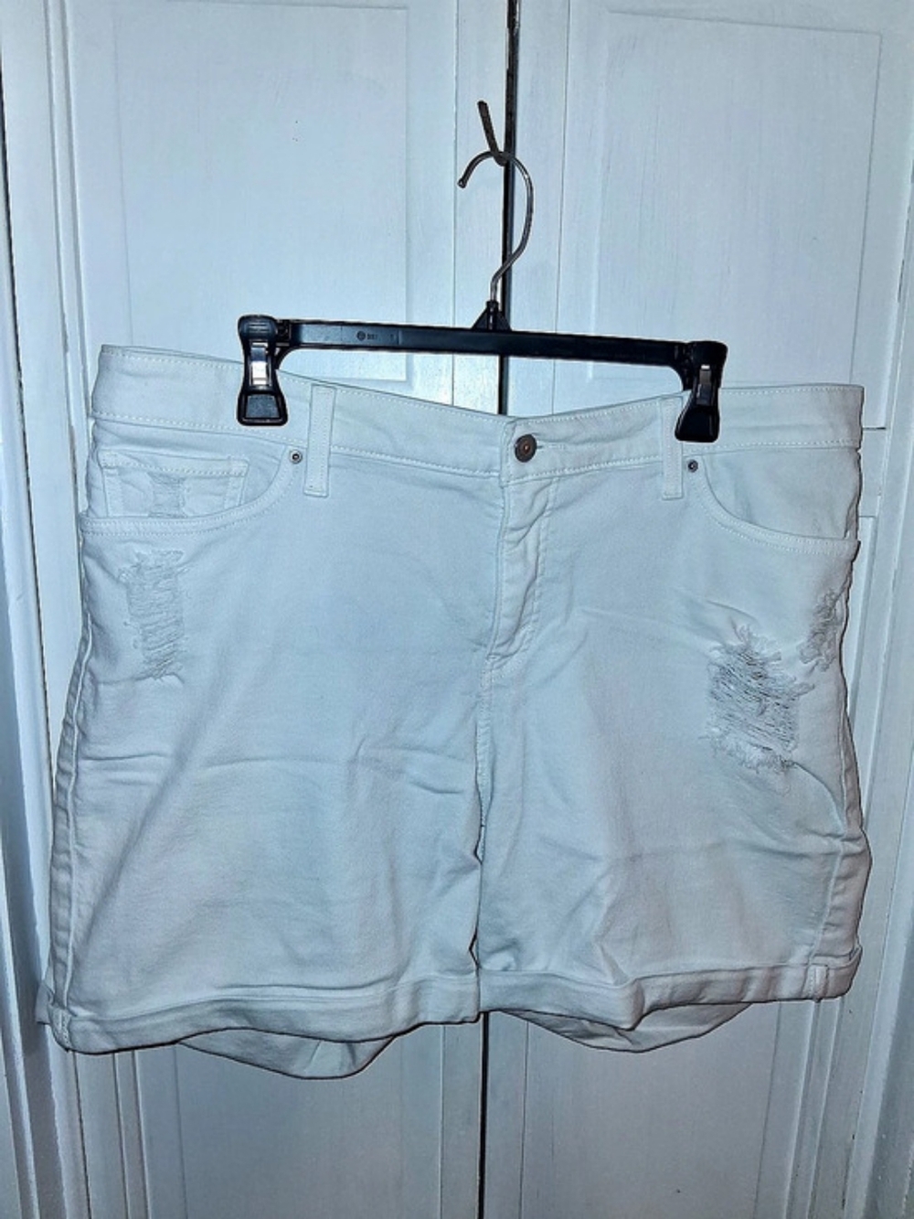 Levi's Classic Shorts Distressed Jean Shorts in White Waist 18W